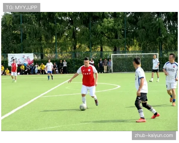 “全民足球日”活动在成都启动，多名退役球星走进社区